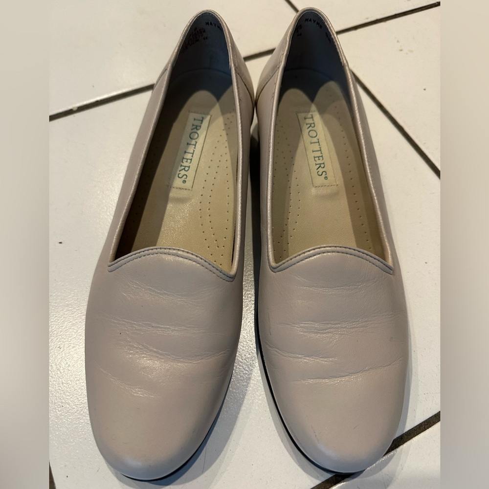 Trotters Leather  “Mayme” Flat Slip on Loafers